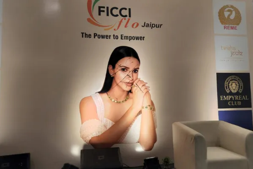 જયપુરમાં તૃપ્તિ ડિમરીનો ફોટો બ્લેક માર્કરથી ડિફેસ્ડ & સંપૂર્ણ વાર્તા ઉજાગર કરો