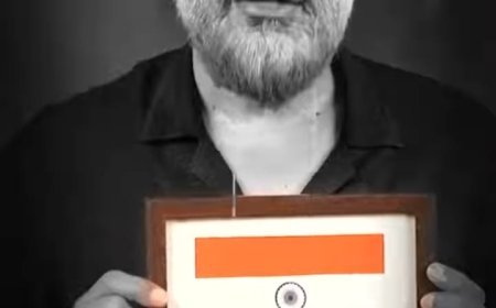 વિવેક રંજન અગ્નિહોત્રીએ સ્વતંત્રતા દિવસ પહેલા, ભારતમાં ગર્વથી રચાયેલ અધિકૃત ભારતીય ધ્વજ ભેટ આપવા માટે અવાજ ફેલાવ્યો